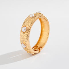 Chunky metal imitation pearl twist spring buckle bangle bracelet