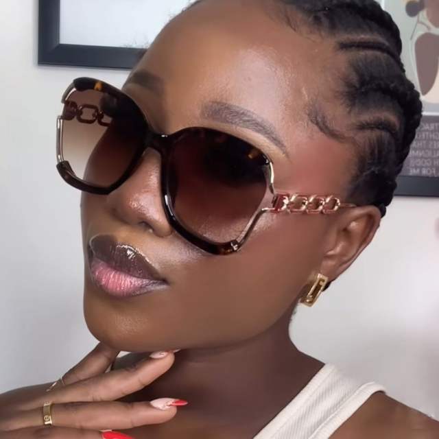 Generous frame chain sunglasses 2024  women's fashion  sunglasses