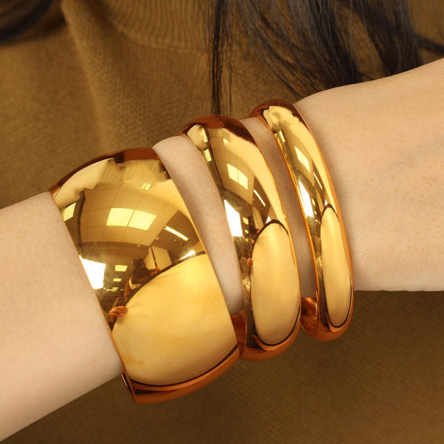 Glossy mirror design titanium steel metal texture couple bracelet large smooth exaggerated design high-end ladies jewelry