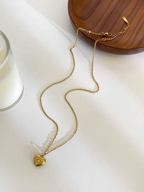 Dainty single diamond sttement heart block pendant stainless steel necklace