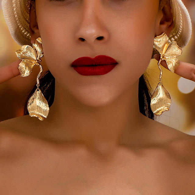 Exaggerated leaf design alloy gold earrings