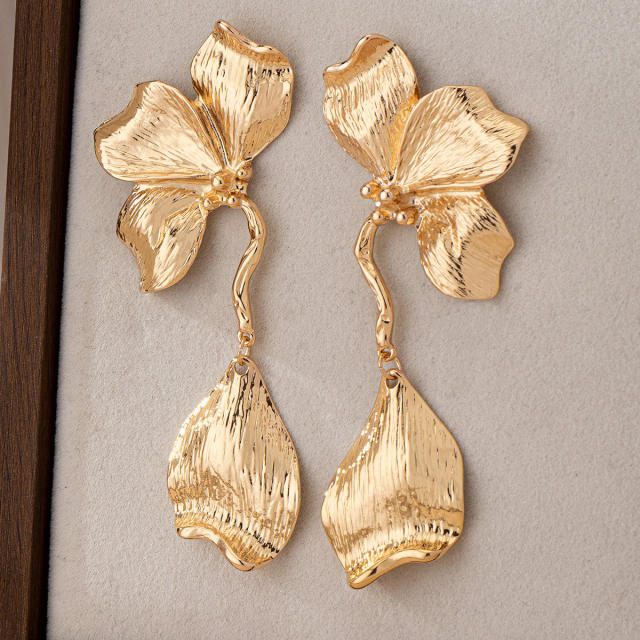 Exaggerated leaf design alloy gold earrings