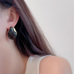 Elegant Amber Resin Earrings Women's Light Luxury Metal Stitching Earrings