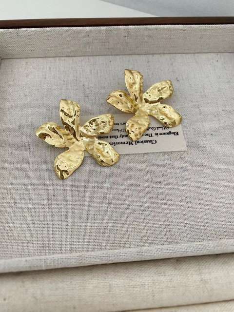 Hammering pattern five petal flower fan shape earrings electroplated 18K gold earrings