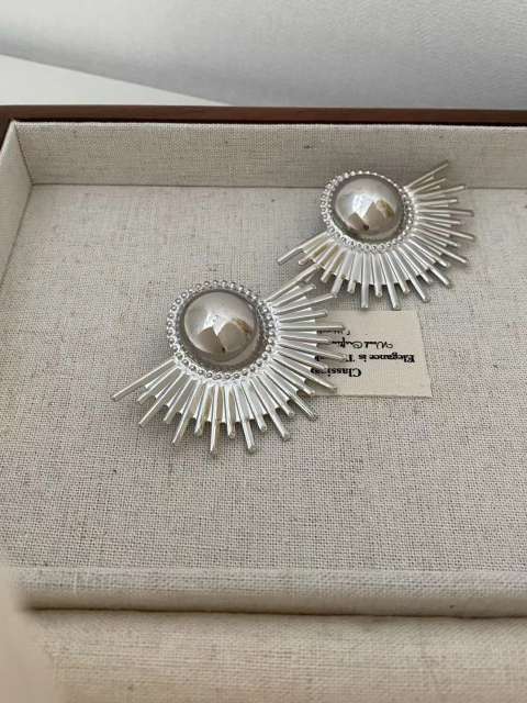 Hammering pattern five petal flower fan shape earrings electroplated 18K gold earrings