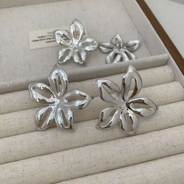Hollow four-leaf five-leaf flower 18k gold plating copper all-match earrings