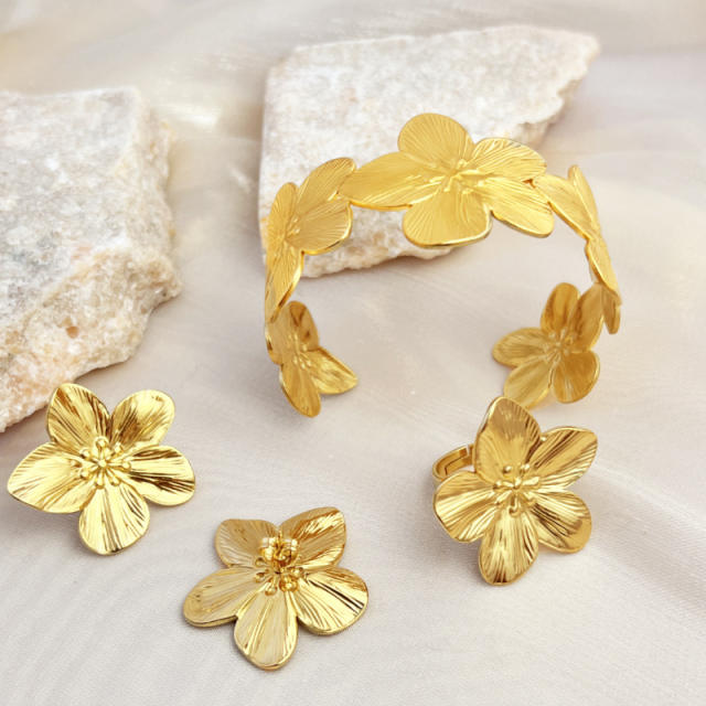 French retro palace style stainless steel jewelry suit golden flower simple all-match earrings ring bracelet suit