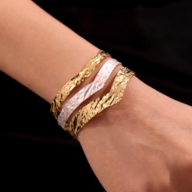 18KG hammer pattern two tone geometric line stainless steel bangle arm bangle