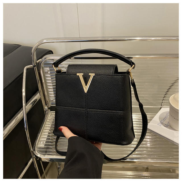 Fashion Commuter Handbag 2025 New Color-Blocking Simple Texture handbag bucket bag