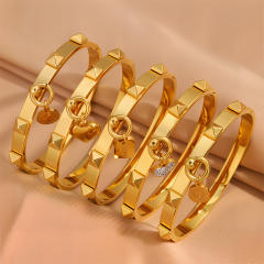 18KG punk trend rivet heart charm stainless steel bangle bracelet