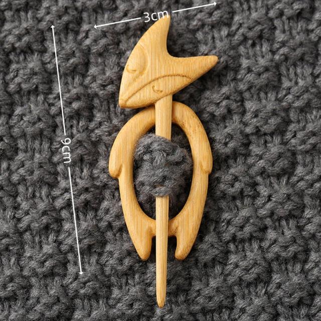 New Brooch pin with wooden animal pattern wooden animal Brooch gift