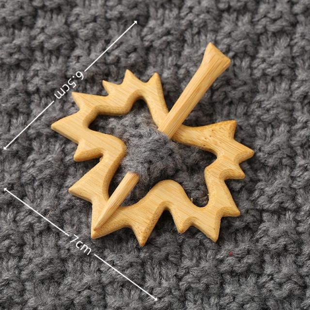 New Brooch pin with wooden animal pattern wooden animal Brooch gift