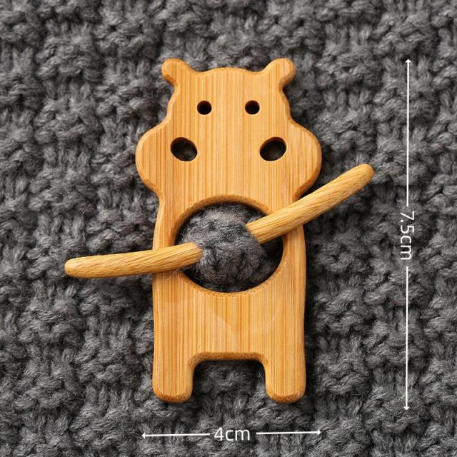 New Brooch pin with wooden animal pattern wooden animal Brooch gift
