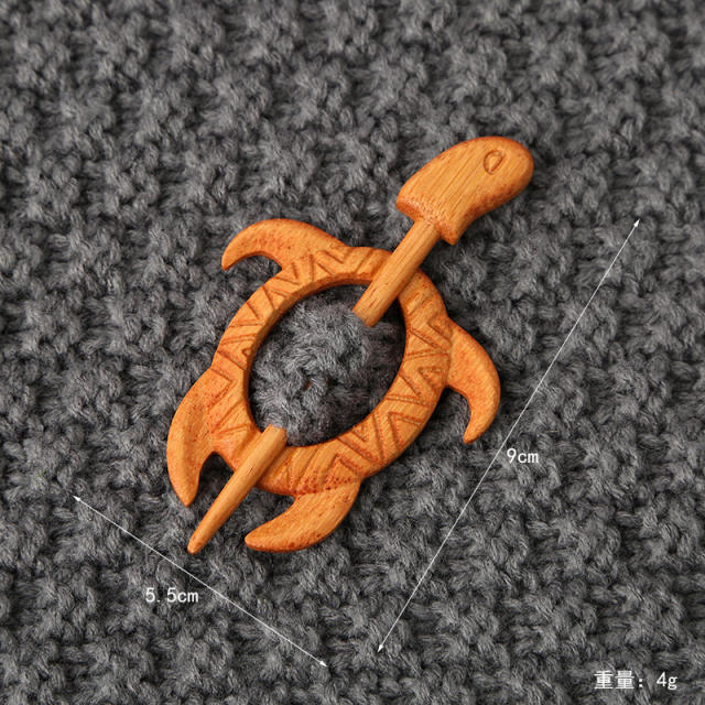 New Brooch pin with wooden animal pattern wooden animal Brooch gift