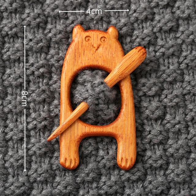 New Brooch pin with wooden animal pattern wooden animal Brooch gift