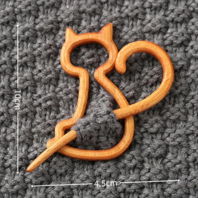 New Brooch pin with wooden animal pattern wooden animal Brooch gift