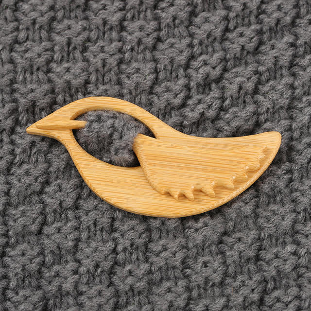 New Brooch pin with wooden animal pattern wooden animal Brooch gift