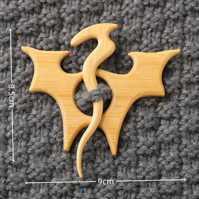 New Brooch pin with wooden animal pattern wooden animal Brooch gift