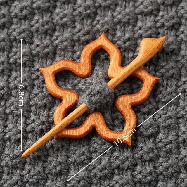 New Brooch pin with wooden animal pattern wooden animal Brooch gift