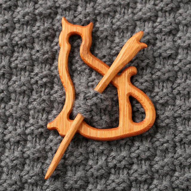 New Brooch pin with wooden animal pattern wooden animal Brooch gift