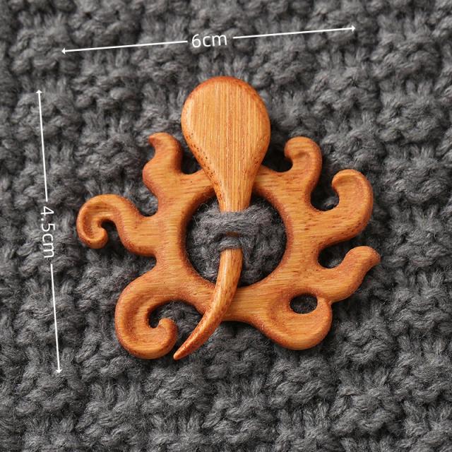 New Brooch pin with wooden animal pattern wooden animal Brooch gift