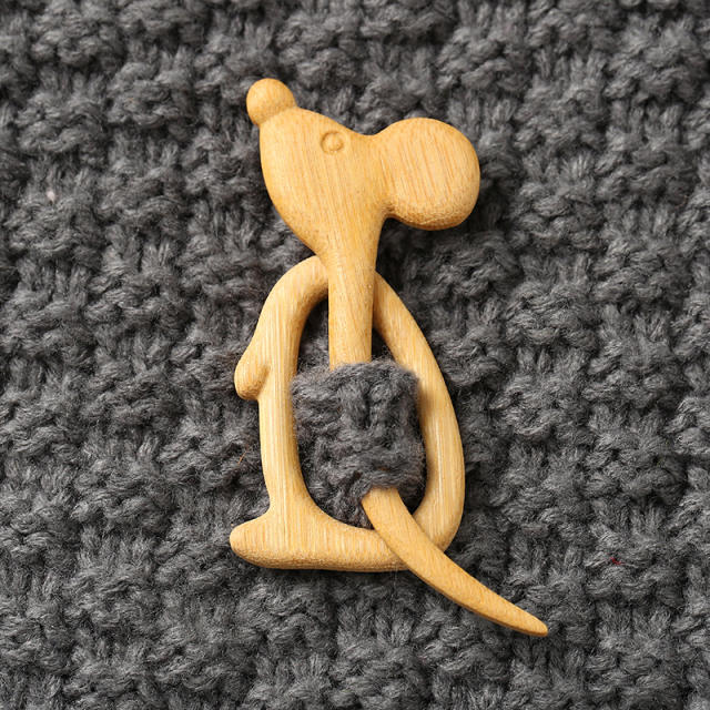 New Brooch pin with wooden animal pattern wooden animal Brooch gift