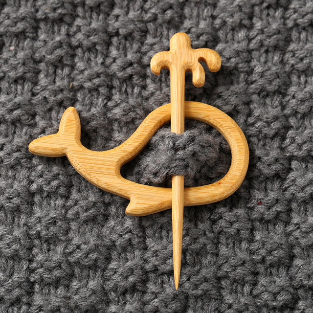 New Brooch pin with wooden animal pattern wooden animal Brooch gift