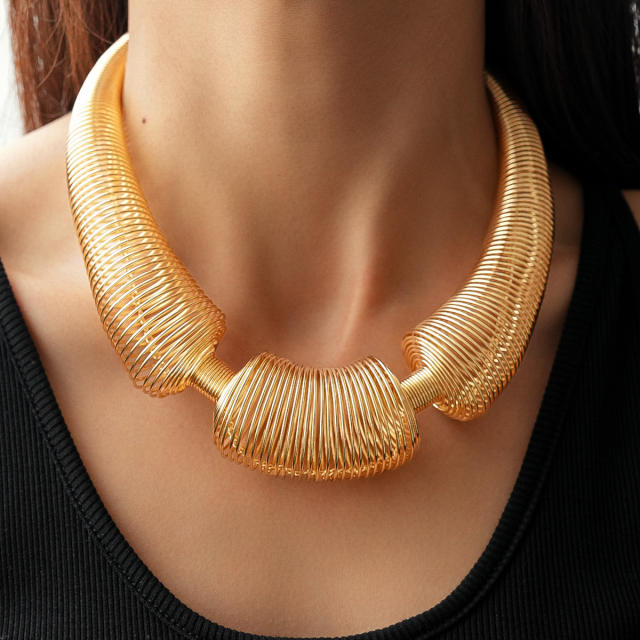 Geometric metal design chunky choker necklace