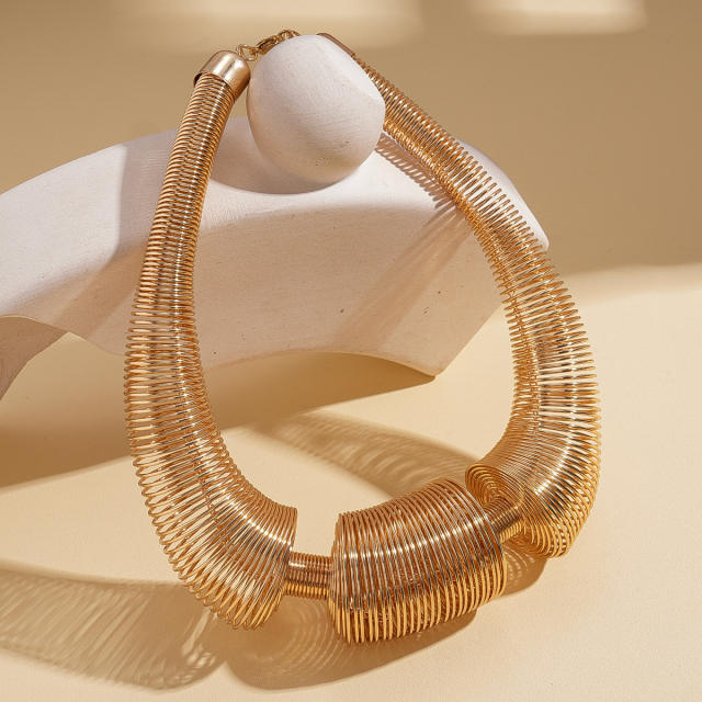 Geometric metal design chunky choker necklace