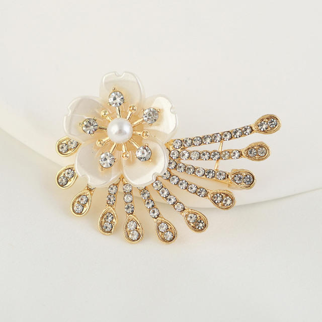 Alloy Pearl Diamond Elegant Brooch with Floral Decoration