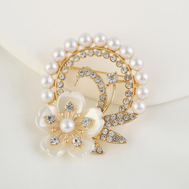 Alloy Pearl Diamond Elegant Brooch with Floral Decoration
