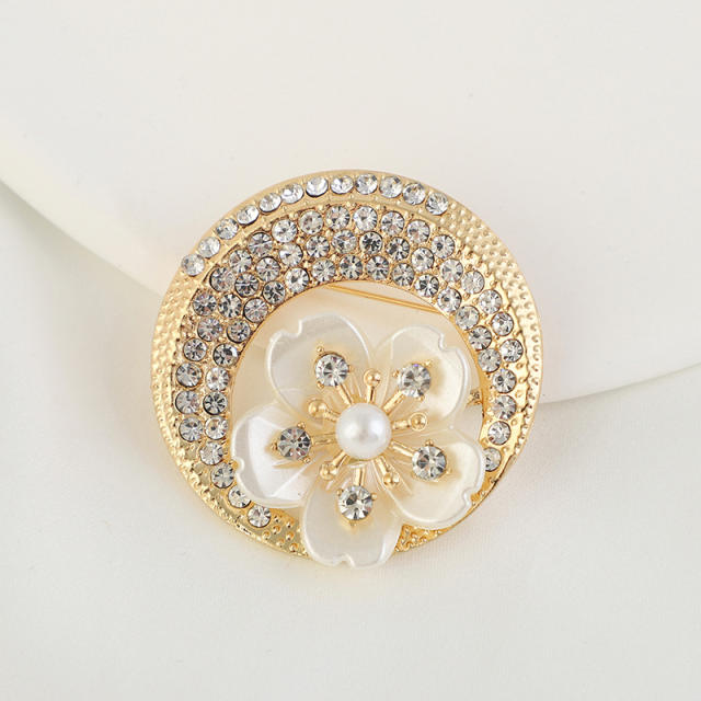 Alloy Pearl Diamond Elegant Brooch with Floral Decoration