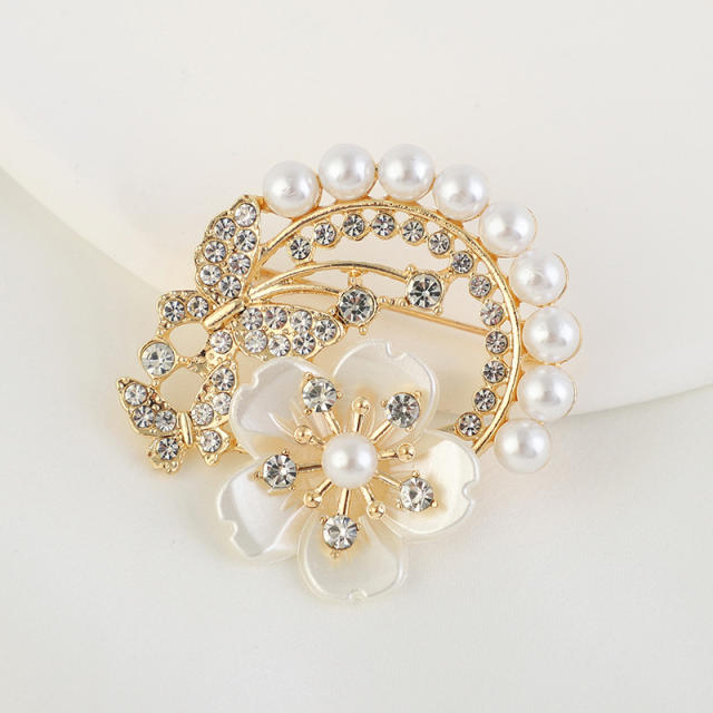 Alloy Pearl Diamond Elegant Brooch with Floral Decoration