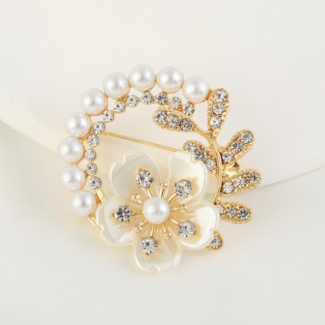 Alloy Pearl Diamond Elegant Brooch with Floral Decoration