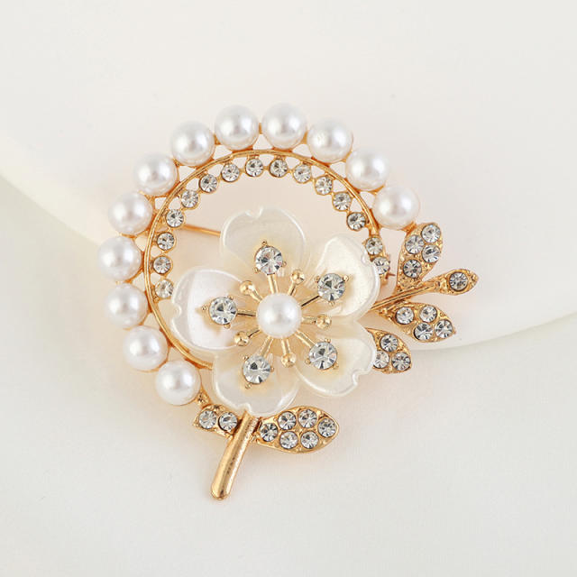 Alloy Pearl Diamond Elegant Brooch with Floral Decoration