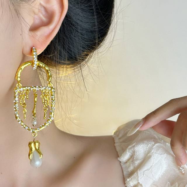 Retro Luxury Design Key Lock Hole Flash Diamond Pearl Tassel Earrings