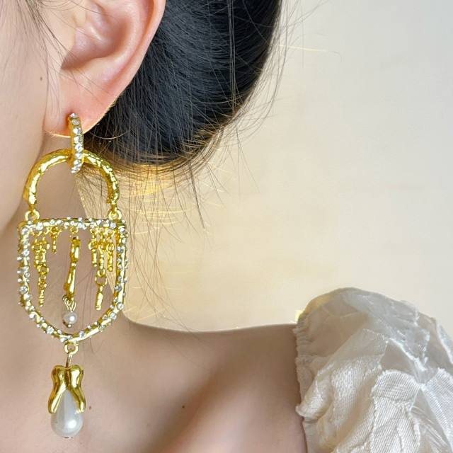 Retro Luxury Design Key Lock Hole Flash Diamond Pearl Tassel Earrings