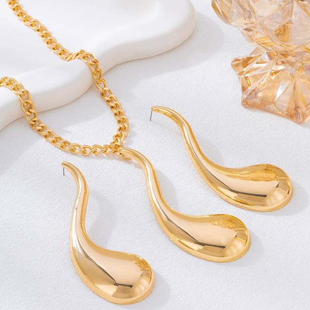 Exaggerated gold color drop design metal necklace earrings set