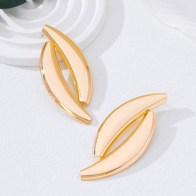 Exaggerated gold color consie metal earrings