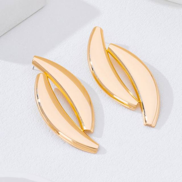 Exaggerated gold color consie metal earrings