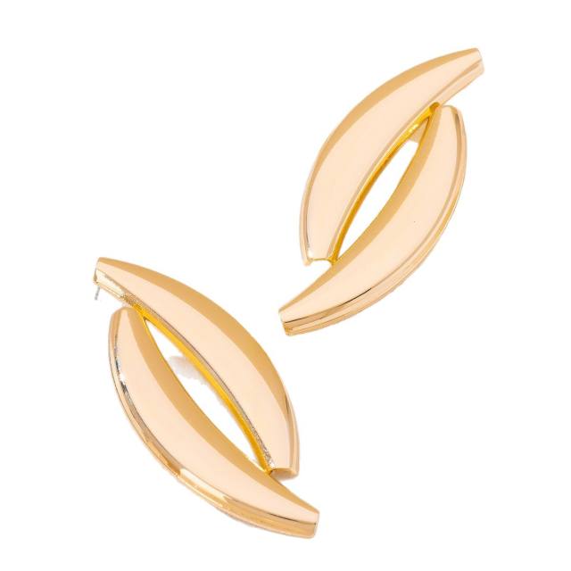 Exaggerated gold color consie metal earrings