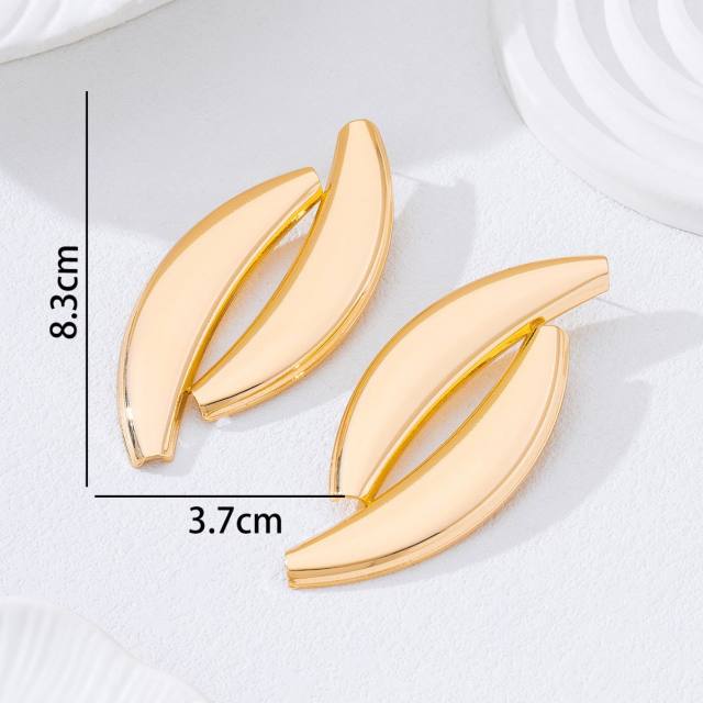 Exaggerated gold color consie metal earrings