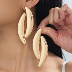 Exaggerated gold color consie metal earrings