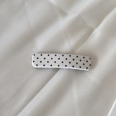 Beige polka dot-square clip
