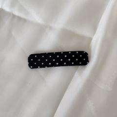 Black polka dot-square clip