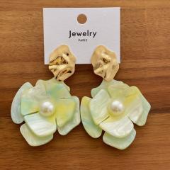 Irregular Resin Flower Earrings Fashionable Design with Contrasting Colors