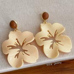 French Retro Contrasting Color Acrylic Flower Exaggerated Earrings for Women