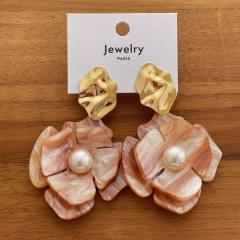 Irregular Resin Flower Earrings Fashionable Design with Contrasting Colors