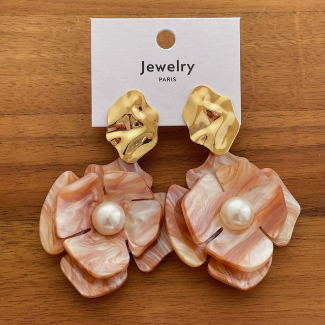 Irregular Resin Flower Earrings Fashionable Design with Contrasting Colors