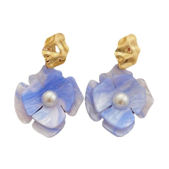 Irregular Resin Flower Earrings Fashionable Design with Contrasting Colors